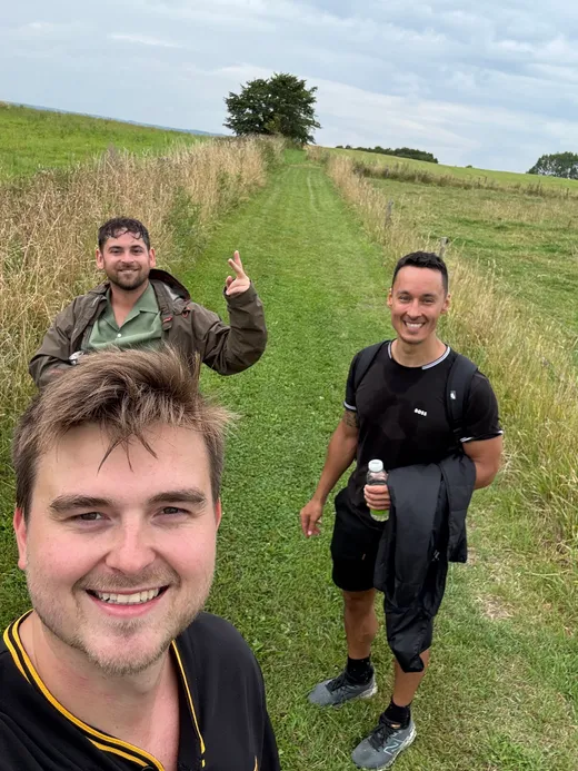 Tre fra teamet på gåtur i det åbne land