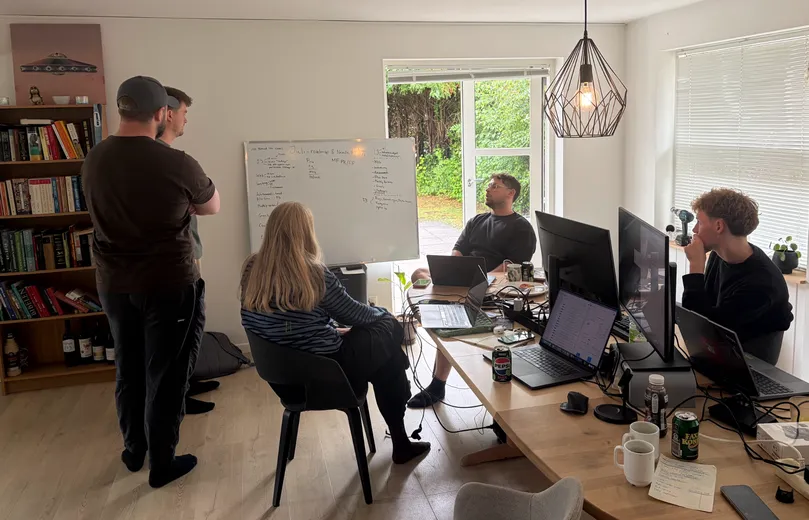 Teamet omkring whiteboardet med roadmap